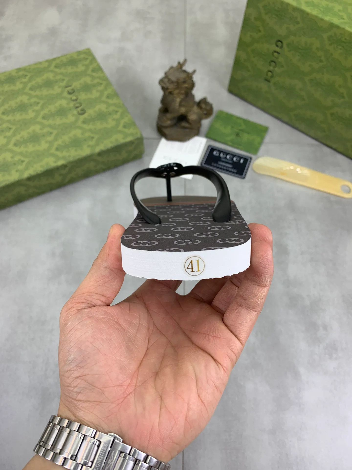 Men's men's shoes 💰P220💰【New style】🆘【GUCCI】Official website's popular Gucci adult couple 🧑‍🤝‍🧑 style, children's flip-flops are on sale at the counter simultaneously! Original fabric imported from Italy. Original bottom provided by the original factory. Size: Adult 36-45. Children’s size: 30-37. Multiple colors available.